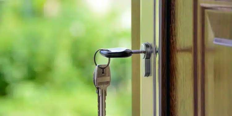 une clé sur une porte d'entrée